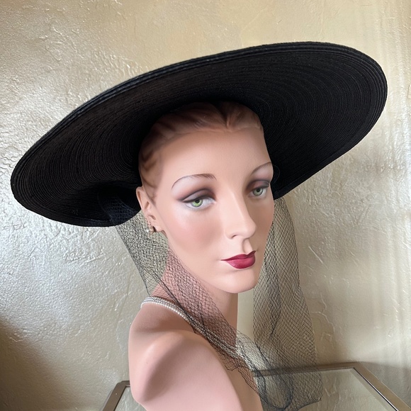 SUMPTUOUS 1940s' BLACK STRAW WIDE BRIM HAT WITH VEILING - Picture 9 of 13